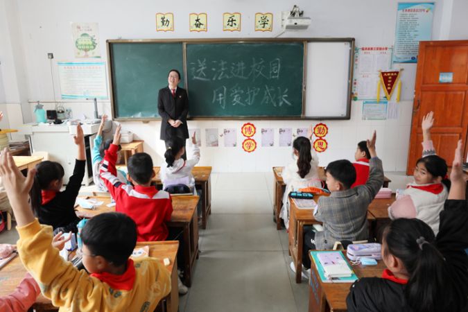 图为王晓走进校园，开展法治授课
