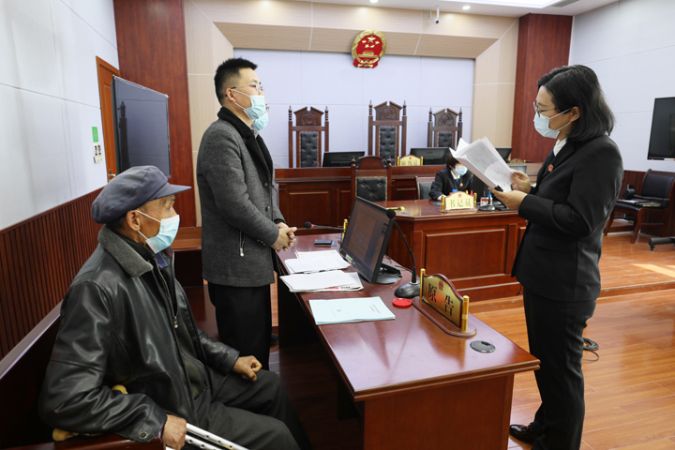 图为对一起提供劳务受害案件进行调解