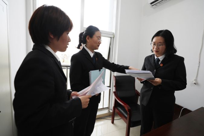图为与团队干警一起研讨案情