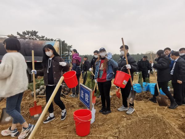 3月12日，威海经区法院前往逍遥湖东岸开展义务植树活动。党组成员、政治部主任田涛同志带领20余名干警参加了活动。1