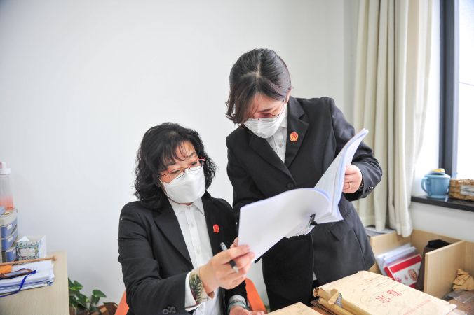 刘肖婧法官与法官助理商讨案情